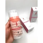 Set x2 mascarilla hidratante en gel Jomtam, envase rosa con fórmula acuosa, manos con uñas pintadas.