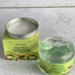 Mascarilla nocturna BIOAQUA KiwiFruit de caracol abierta, gel verde con escamas sobre caja verde y tapa metálica. Contenido 120g.