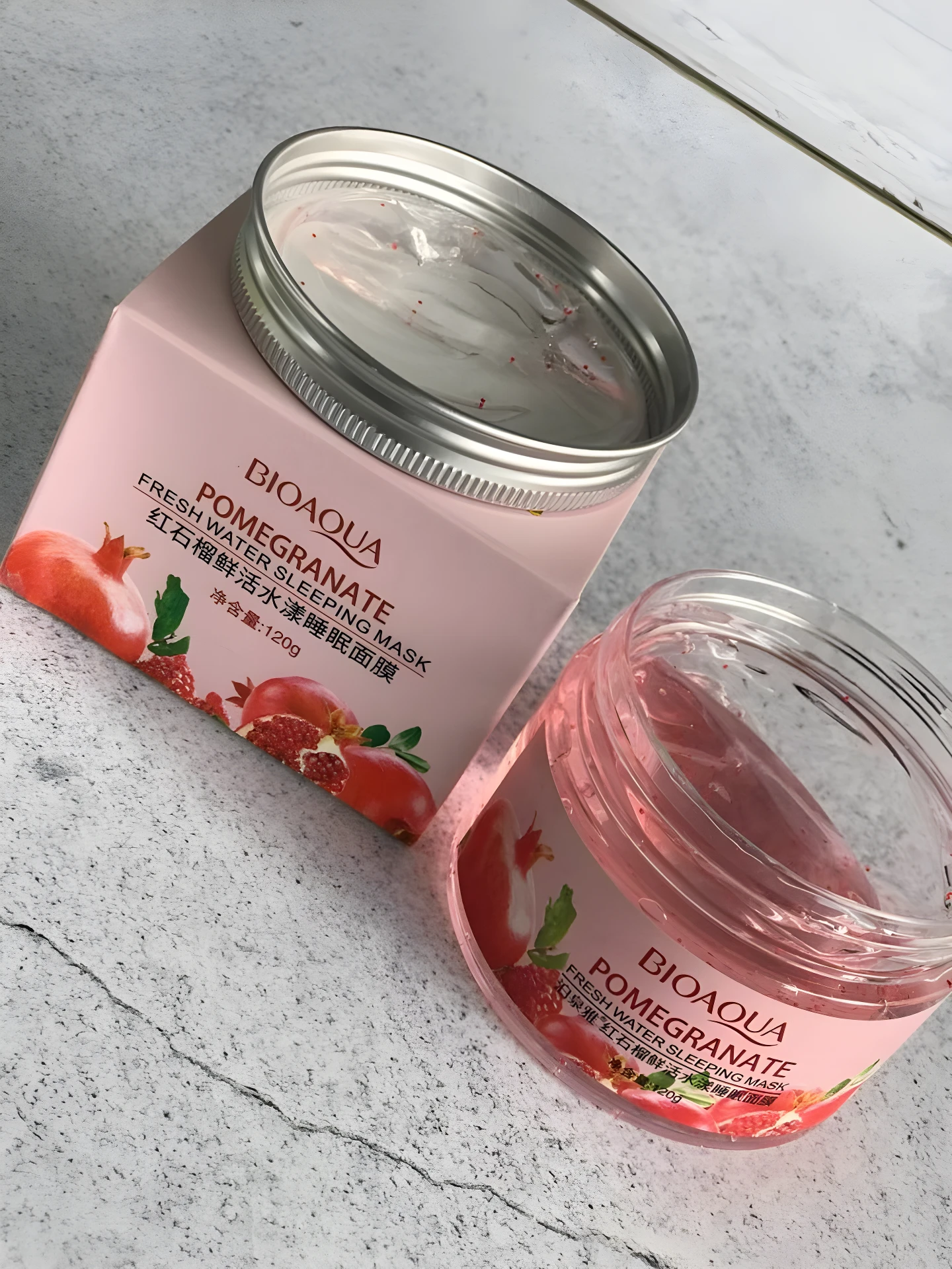 Mascarilla Nocturna Bioaqua de Granada abierta. Tarro de gel rosado junto a su caja rosa con pomegranates y texto en chino/inglés, 120g.
