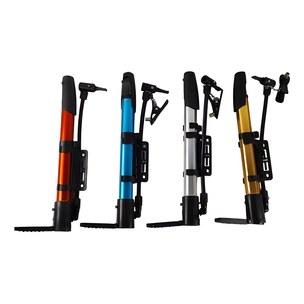 Cuatro mini bombas o infladores de aire para bicicleta, de cuerpo metálico en colores naranja, azul, plateado y dorado, con soportes negros para marco.