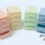 Mini joyeros apilables de 4 niveles en rosa, amarillo, verde y azul con textura tejida, ideales para organizar accesorios pequeños.