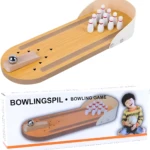 Juego de bolos de mesa miniatura de madera, con bola de metal y pinos blancos con detalles rojos.