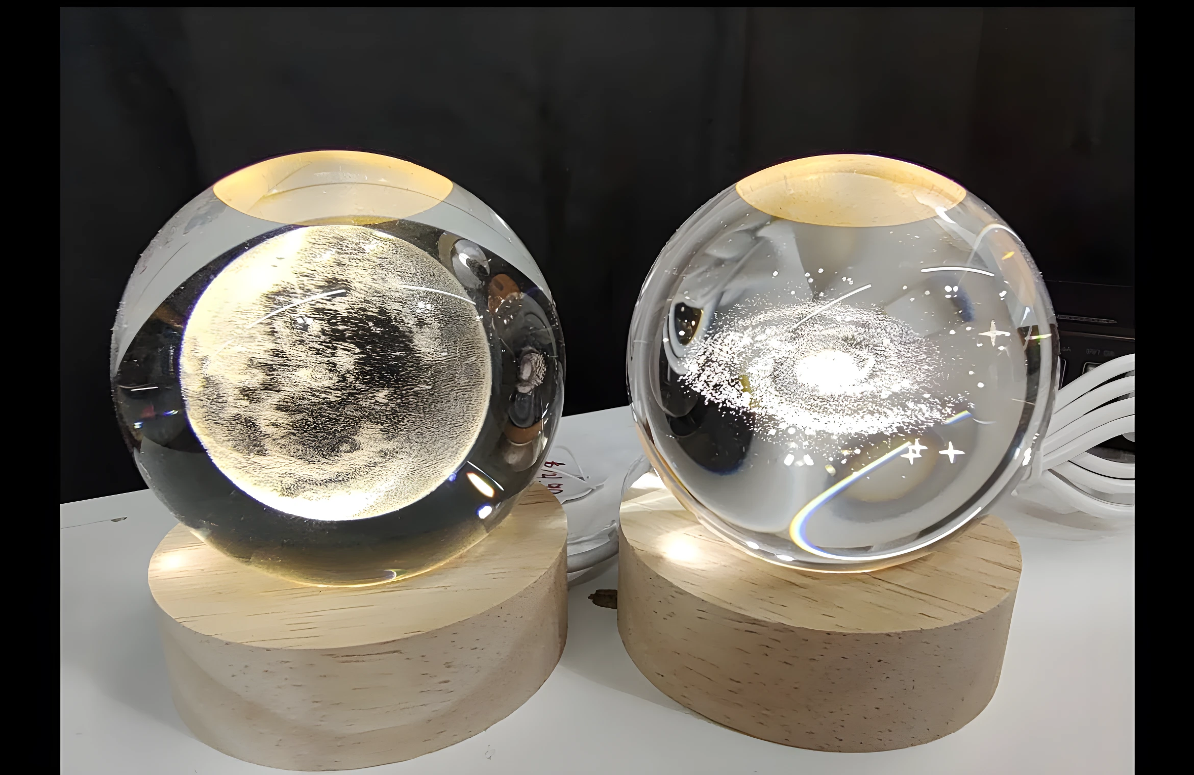 Mini lámpara de bola de cristal con diseño de galaxia y base de madera.
