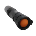 Mini linterna médica LED de aluminio con clip. Luz naranja frontal, cuerpo negro.