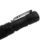 Linterna médica LED de aluminio negro con clip, ideal para chequeos detallados.