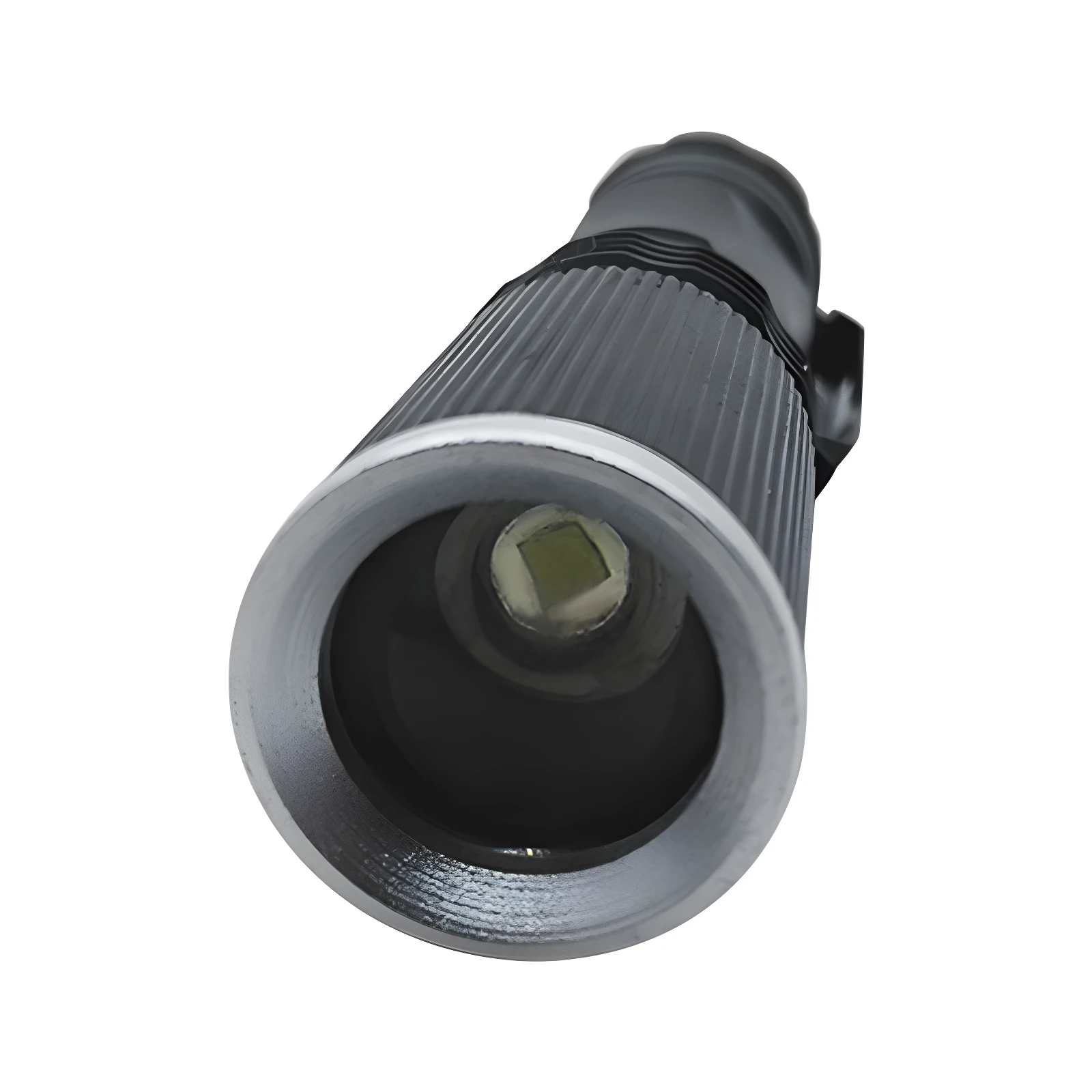 Mini linterna médica LED de aluminio plateado con clip, vista de cerca del foco, ideal para chequeos.