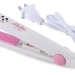 Mini plancha alisadora blanca con placa rosa, detalle de oso, cable y enchufe blanco.