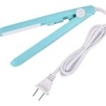 Mini plancha de cabello portátil color turquesa, ideal para alisar y retocar peinados.