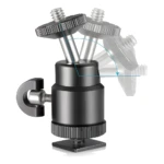 Mini rótula metálica negra con doble tornillo de 1/4", mostrando ajuste de ángulo de inclinación mediante arco azul.