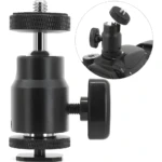 Mini rótula negra metálica con tornillo 1/4" y zapata fría, mostrando ajuste lateral y vista insertada en cámara DSLR.