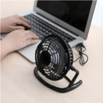 Mini ventilador USB negro para escritorio, conectado a portátil, para enfriar tu espacio de trabajo.