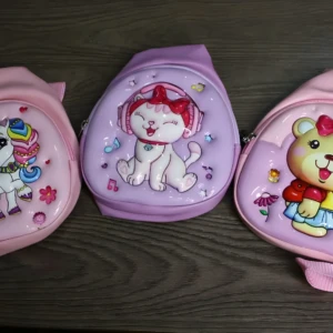 Mochilas pecheras infantiles rosas y moradas con estampados de unicornio, gato y oso.