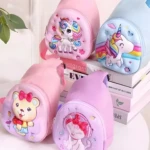 Mochilas pecheras infantiles rosas, celestes y lilas con estampados de unicornio, gato y oso.