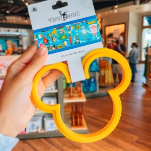 Molde amarillo silicona forma orejas Mickey para huevo y panqueques, con empaque Disney.