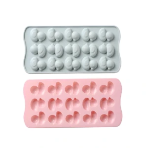 Dos moldes de silicona para hielo o repostería, uno gris claro y uno rosa, con 12 cavidades en forma de moño o mariposa en cada uno.