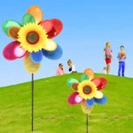 Set x2 molinos de viento girasol coloridos para jardín, con niños y césped verde, ideal decoración exterior.