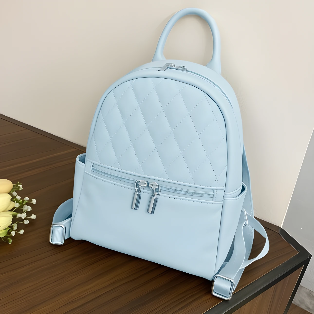 Morral dama azul claro acolchado, cuero sintético, cierres plateados, ideal para uso diario.