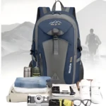 Morral de viaje azul y gris para senderismo, con ropa apilada, cámara y zapatos deportivos.