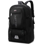 Mochila negra para hombre, diseño moderno con logo plateado, compartimentos y correas ajustables.