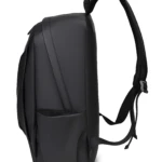 Morral negro Hh01 de perfil con correas ajustables, ideal para uso diario.