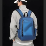 Morral azul brillante para hombre, diseño moderno con compartimentos laterales, ideal para uso diario.