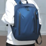 Morral azul oscuro para hombre, diseño moderno con compartimentos laterales, ideal para uso diario.