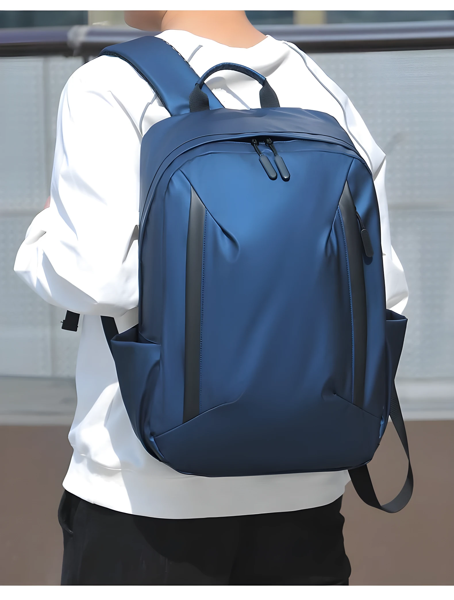 Morral azul oscuro para hombre, diseño moderno con compartimentos laterales, ideal para uso diario.