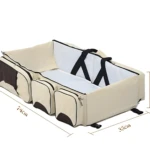 Morral pañalera convertible color beige con compartimentos, cuna de viaje portátil y asas para transportar.
