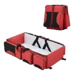 Morral pañalera convertible rojo con cuna de viaje y múltiples compartimentos para bebé.