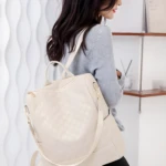 Morral beige damas con diseño texturizado a cuadros, textura lisa y correas ajustables.