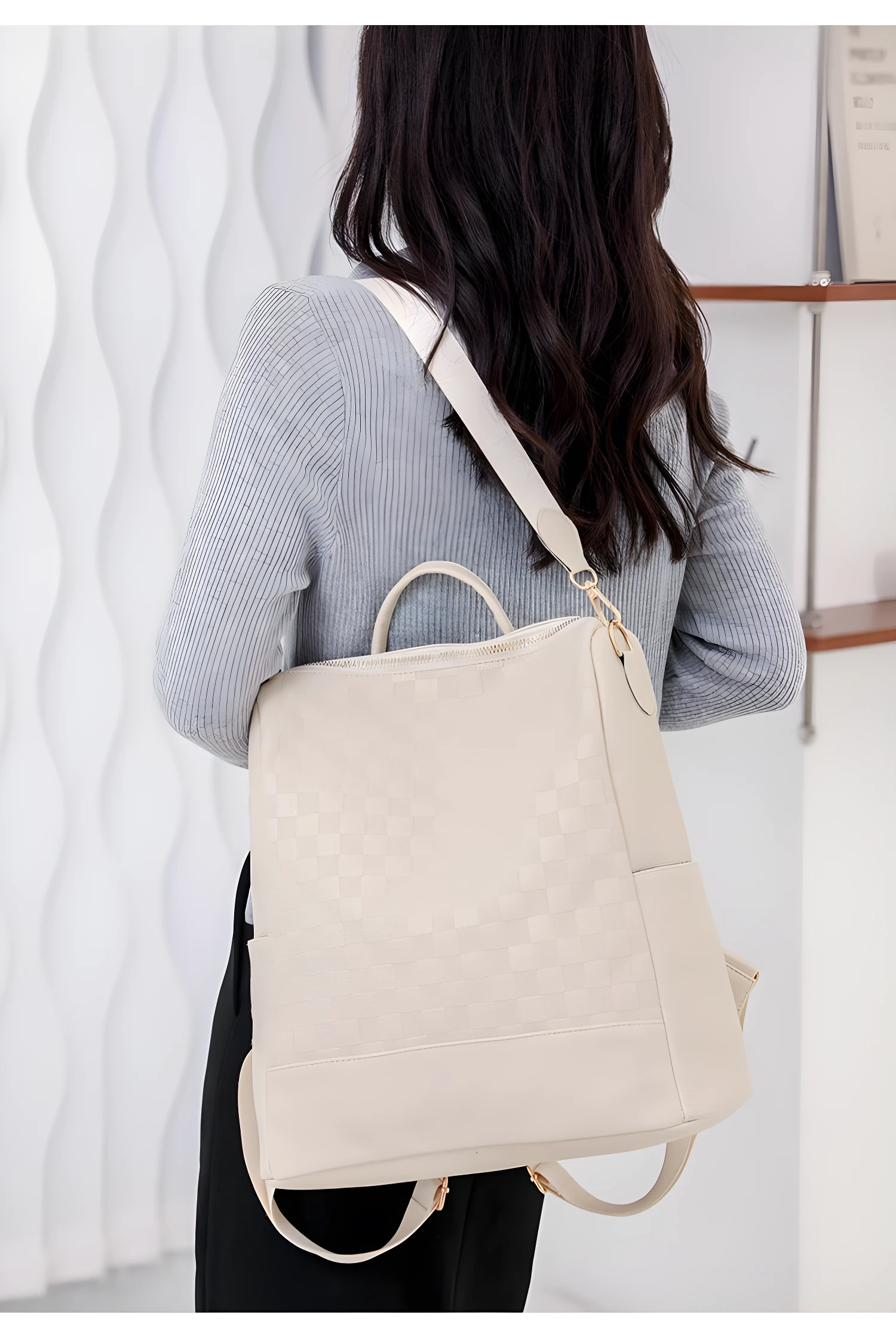 Morral beige con patrón a cuadros para dama, colgado al hombro, visto desde atrás.