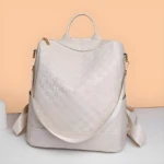 Morral blanco de dama con textura acolchada y asa superior, ideal para uso diario.