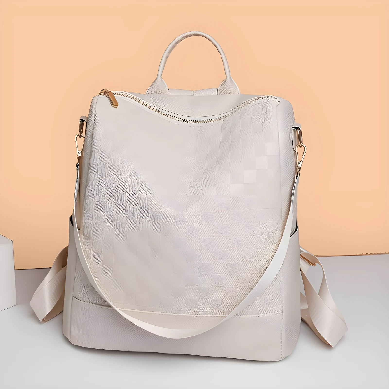 Morral blanco de dama con textura acolchada y asa superior, ideal para uso diario.