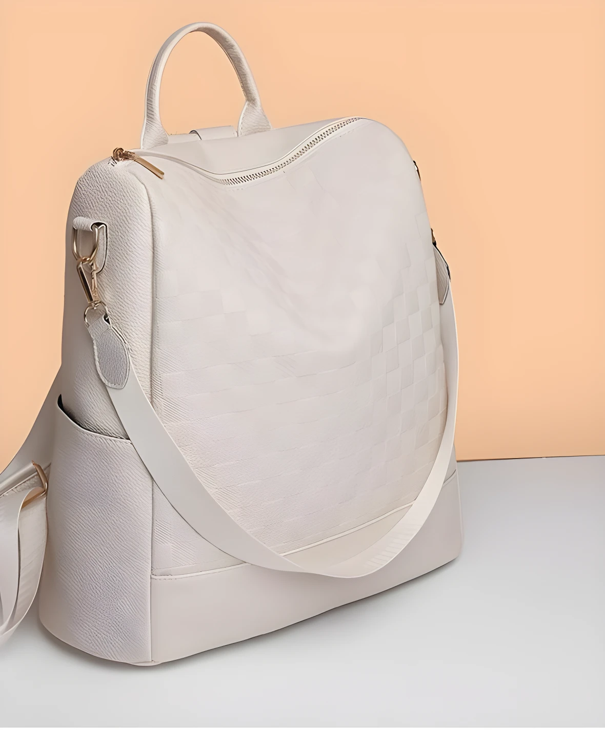 Morral blanco para dama con textura a cuadros, correa ajustable y asa superior.