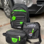 Set de morral, cartuchera y lonchera Totto negros con detalles y logos en verde neón.