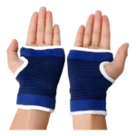 Set de dos muñequeras deportivas elásticas de compresión, color azul oscuro y azul brillante, con soporte abierto para el pulgar.