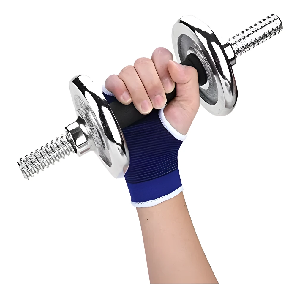 Mano sujetando mancuerna cromada con muñequera deportiva azul oscuro y ribete blanco para soporte y compresión.