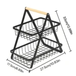 Cesta frutero de dos niveles, metal negro rejillado, con asa de madera. Medidas: 33cm alto x 27.5cm largo x 17.5cm ancho.