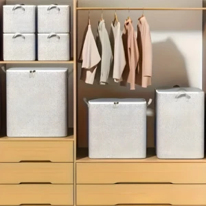 Contenedor organizador de ropa blanco 110L con tapa reforzada en armario con ropa colgada.