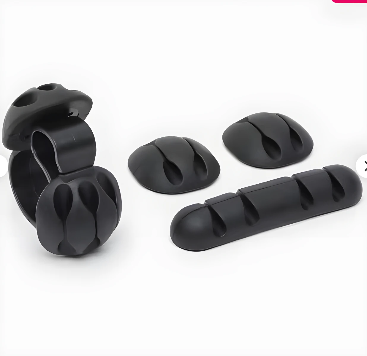 Juego de 4 organizadores de cables negros: uno tipo clip doble y tres soportes adhesivos planos para escritorio.