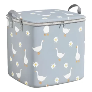 Canasta organizadora de ropa gris con tapa y cremallera, decorada con gansos blancos y margaritas, con asas grises.