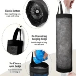 Dispensador organizador colgante de bolsas negras en malla. Muestra parte superior abierta y elástica inferior para extraer bolsas.