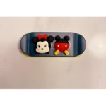 Sujetacables tipo patineta azul oscuro con figuras 3D de Minnie Mouse y Mickey Mouse estilo Tsum Tsum.