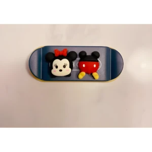 Sujetacables tipo patineta azul oscuro con figuras 3D de Minnie Mouse y Mickey Mouse estilo Tsum Tsum.