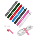 Pack 5 organizadores de cable reutilizables en silicona, colores surtidos (gris, verde, rojo, azul, negro, rosa, blanco) y un cable sujeto con el rosa.