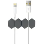 Organizador de cables modular gris oscuro sujetando un cable Lightning blanco y un cable USB blanco verticalmente.