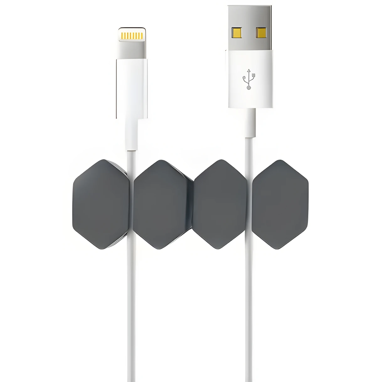 Organizador de cables modular gris oscuro sujetando un cable Lightning blanco y un cable USB blanco verticalmente.
