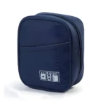 Estuche organizador de cables azul marino, forma rectangular suave, con cierre y bolsillo frontal. Iconos de accesorios electrónicos.