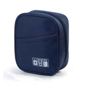 Estuche organizador de cables azul marino, forma rectangular suave, con cierre y bolsillo frontal. Iconos de accesorios electrónicos.