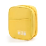 Estuche organizador de cables amarillo brillante con bolsillo exterior y serigrafía de iconos de carga y USB.
